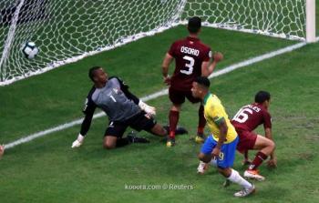 لقطة لأحد الأهداف الملغية في المباراة