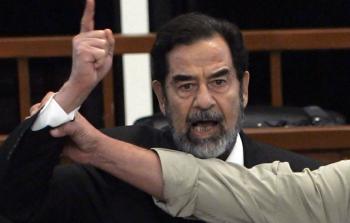 الرئيس العراقي الراحل صدام حسين أثناء جلسات المحاكمة
