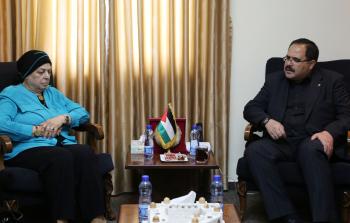 وزير التربية والتعليم صبري صيدم  مع رئيسة الاتحاد النسائي العربي بالبيرة منتهى جرار 