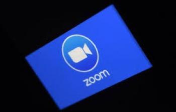 تطبيق زوم.