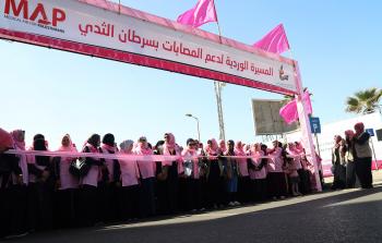 مسيرة وردية على شاطئ بحر غزة للتوعية بسرطان الثدي