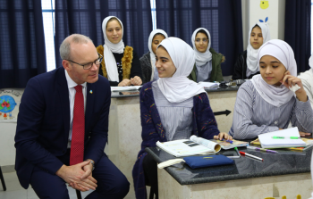 وزير خارجية إيرلندا يلتقي طلبة الأونروا في جباليا شمال قطاع غزة