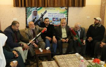 بحر يزور منزل ام نضال فرحات