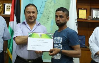 بلدية غزة تكرم 3 موظفين لأمانتهم وإخلاصهم في العمل
