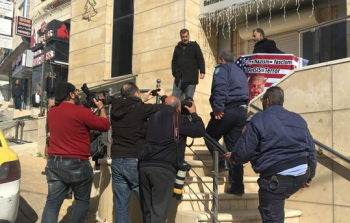نشطاء يحتجون أمام الغرفة التجارية ببيت لحم رفضاً لإستضافة وفد أمريكي