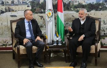 رئيس المكتب السياسي لحركة حماس إسماعيل هنية مع مبعوث الأمم المتحدة نيكولاي ملادينوف