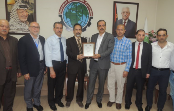 مركز الوفاء يكرم جمعية رجال الاعمال في غزة