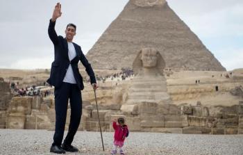 كوسين وأمجي يلتقطان الصور التذكارية أمام تمثال أبو الهول