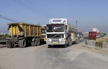 شاحنات بمحملة بالبضائع تدخل غزة عبر معبر كرم أبو سالم- توضيحية
