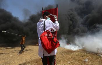 تعرض أحد عناصر الطواقم الطبية إلى إطلاق قنابل الغاز المُسيل للدموع شرق غزة