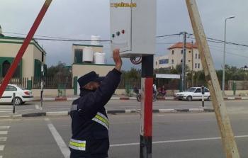 شرطة المرور تشرع في تركيب إشارات ضوئية في تجمع مدارس المزرعة بدير البلح