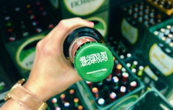 علم السعودية على أغطية منتجات كحولية