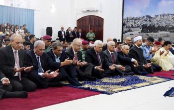 الرئيس عباس يؤدي صلاة عيد الفطر في مسجد التشريفات