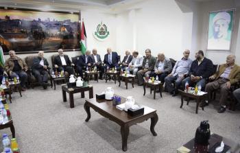 لجنة الانتخابات خلال اجتماع مع قيادة حماس والفصائل في غزة اليوم الاثنين