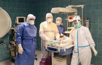 طاقم طبي حكومي يجري عملية ولادة قيصرية لمريضة كورونا بنجاح في قلقيلية  