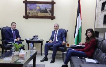 الوزير حسين الشيخ يلتقي السفير المصري لدى فلسطين