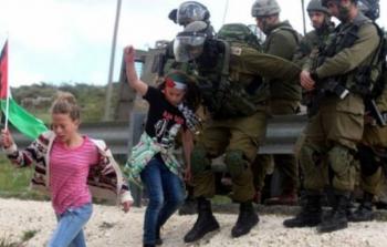 صورة لجنود الاحتلال تعتدي على الأطفال