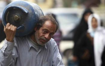 مواطن يحمل اسطوانة غاز طهي في غزة -ارشيف-