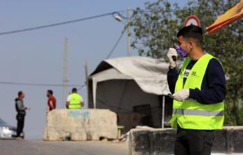 حواجز في مدن الضفة الغربية للحد من تفشي فيروس كورونا
