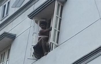 شاهد: استدعاء فريق إنقاذ لمساعدة لص علق بنافذة شقة