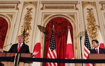 ترامب وشينزو آبي خلال مؤتمر صحفي في العاصمة اليابانية طوكيو