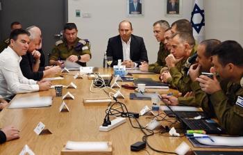 نفتالي بينت خلال اجتماعه مع قادة الجيش والأمن الإسرائيلي