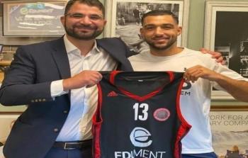 عمر كريم لاعب المنتخب الوطني الفلسطيني لكرة السلة 