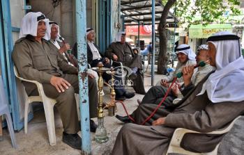 مسنون فلسطينيون يدخنون في أحد مقاهي نابلس - ارشيف