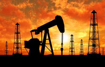 أسعار النفط العالمية تهوي مجددًا بنحو 5%