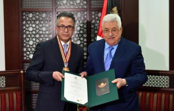 الرئيس محمود عباس يمنح السفير الأردني خالد الشوابكة وسام 