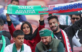 مشجعون خلال مباراة افتتاح كأس العالم بين روسيا والسعودية