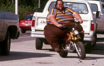 شخص سمين يسوق دراجة