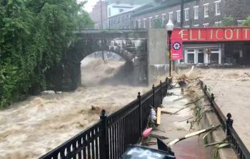  الفيضانات تلتهم السيارات في شوارع أمريكا