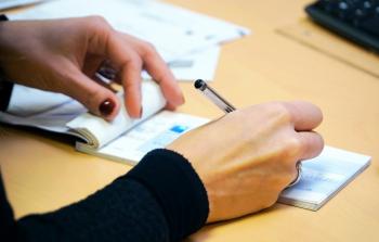 صرف شيكات - توضيحية