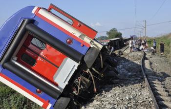 عشرات القتلى والجرحى بانحراف قطار عن سكته في تركيا