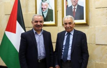 رئيس الوزراء محمد اشتية مع عيسى أبو شرار