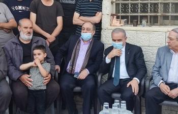 محمد اشتية يشارك في عزاء ضحايا حوارة