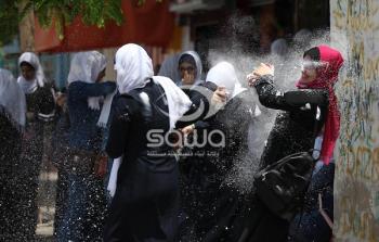 طالبات يحتفلن في غزة عقب انتهاء امتحان التوجيهي -ارشيف-