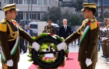 رئيس الوزراء رامي الحمد الله يضع إكليلا من الزهور على ضريح الرئيس الشهيد الراحل ياسر عرفات