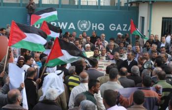 اللاجئون الفلسطينيون أمام مقر الأونروا في غزة - أرشيف 