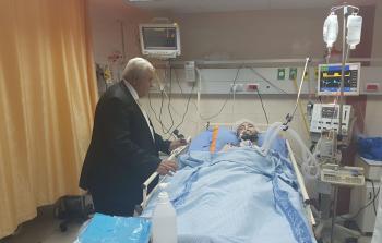 الوزير مأمون أبو شهلا يزور الصحفي المصاب أبو حسين