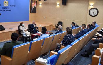 رئيس الوزراء محمد اشتية خلال اجتماع لجنة الطوارئ الوبائية