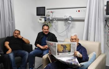 صورة نشرت للرئيس عباس مع نجليه من داخل المستشفى الاستشاري في رام الله