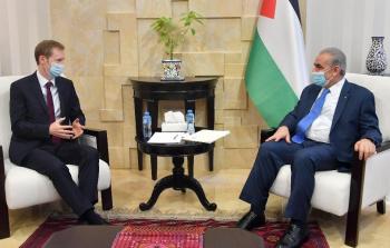 رئيس الوزراء الفلسطيني مع ممثل إيرلندا الجديد