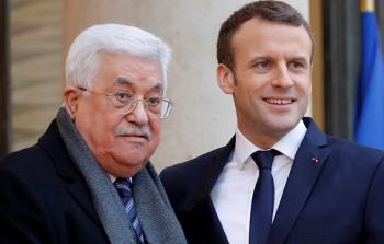 الرئيس الفرنسي إيمانويل ماكرون والرئيس الفلسطيني محمود عباس