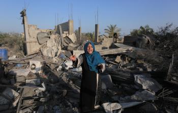 فلسطينية تقف على أطلال منزلها المدمر في غزة