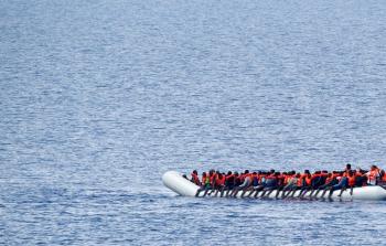 مهاجرين غير شرعيين في قوارب مطاطية