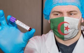 طبيب جزائري بيده مسحة كورونا