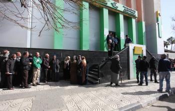 الفلسطينيون ينتظرون استلام الـ100دولار من المنحة القطرية خارج مكتب البريد في مدينة غزة