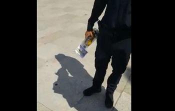 ضابط إسرائيلي يتجول بزجاجة خمر في المسجد الأقصى 